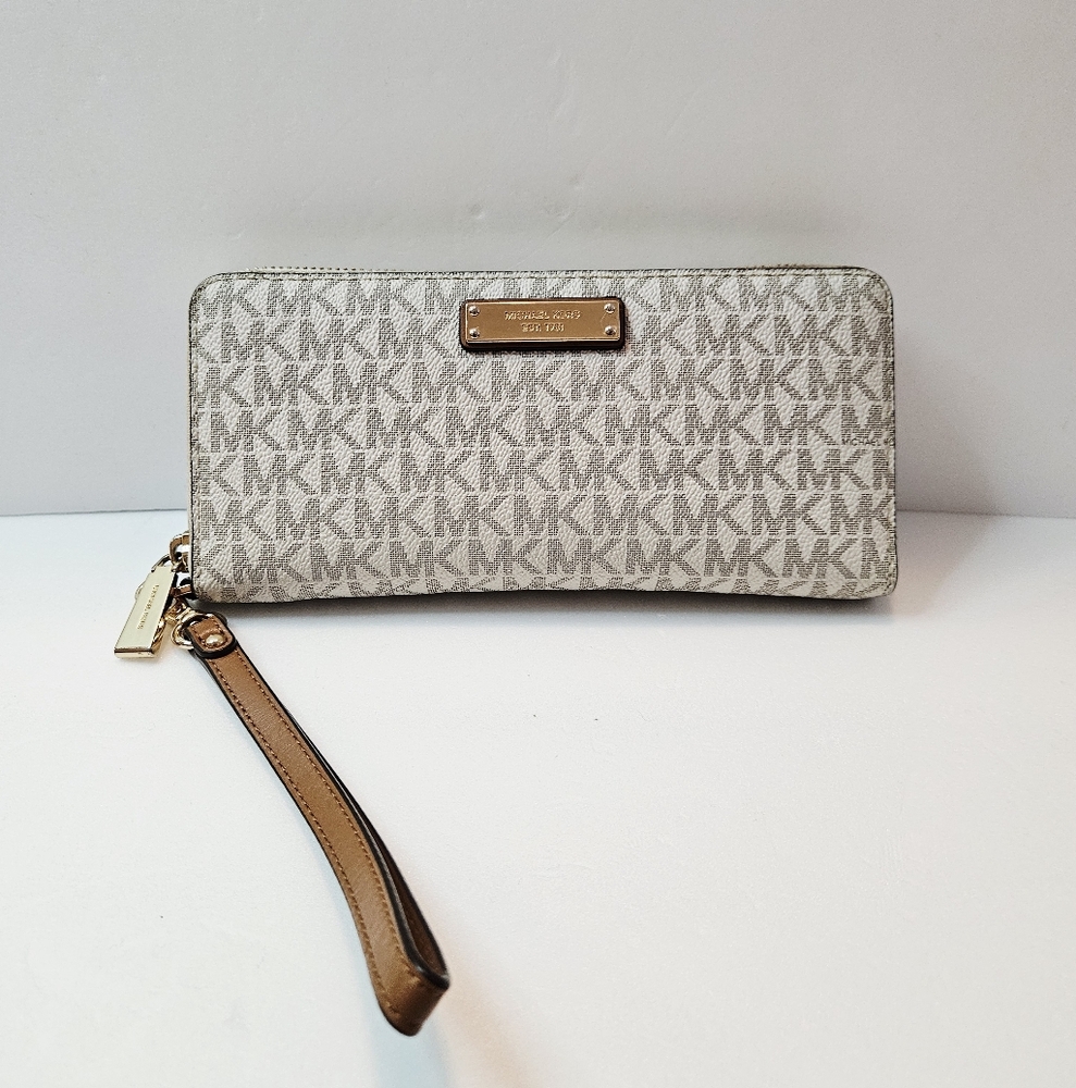 Michael Kors Signature Logo Jet Set Large Flat Multifunction Phone Case